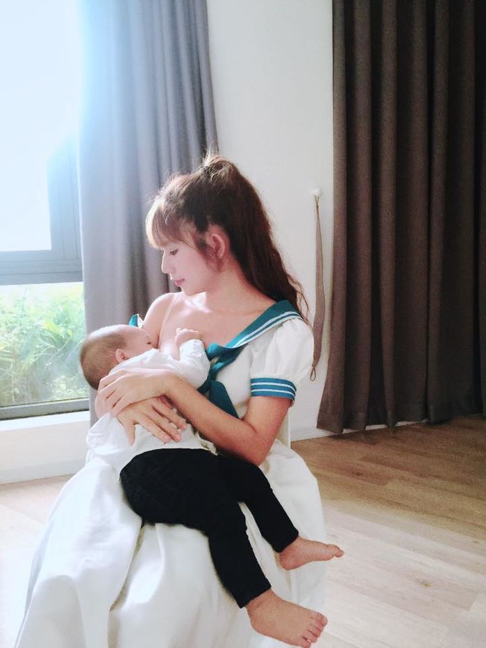 Ảnh tiếp sữa cho con của mỹ nhân Việt: vợ Lý Hải chưa quyến rũ nhất