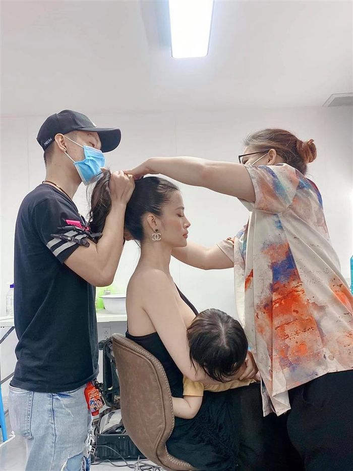 Ảnh tiếp sữa cho con của mỹ nhân Việt: vợ Lý Hải chưa quyến rũ nhất