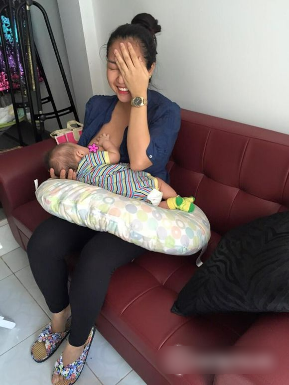 Ảnh tiếp sữa cho con của mỹ nhân Việt: vợ Lý Hải chưa quyến rũ nhất