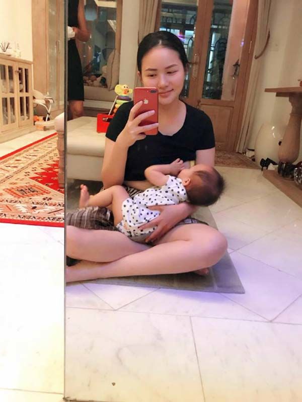 Ảnh tiếp sữa cho con của mỹ nhân Việt: vợ Lý Hải chưa quyến rũ nhất