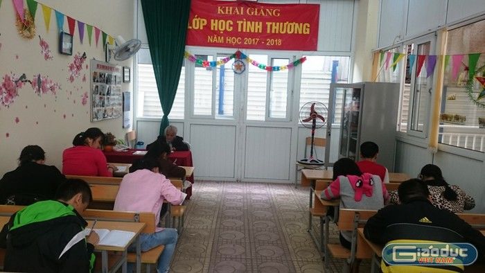 Bà giáo 72 tuổi ngày đi bán vé số, chiều dạy con chữ cho trẻ nghèo