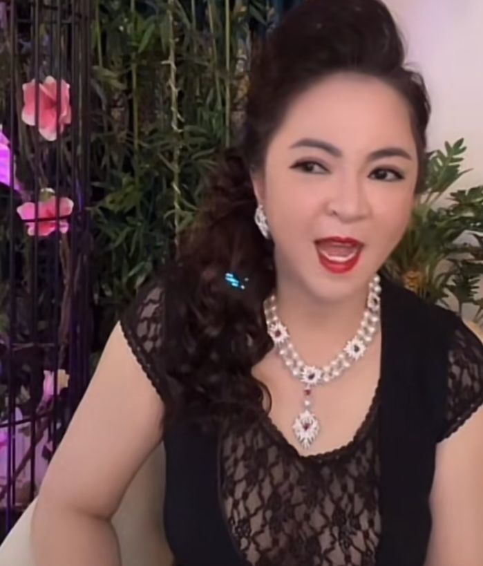 Bà Phương Hằng: Chỉ ngủ 2-3 tiếng/đêm để tìm thông tin livestream