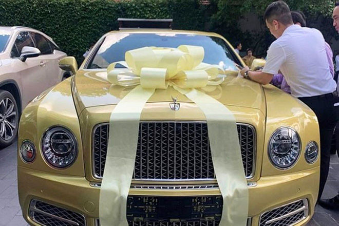 Bà Phương Hằng khoe Rolls-Royce màu hồng còn phán: Có mấy triệu đô à
