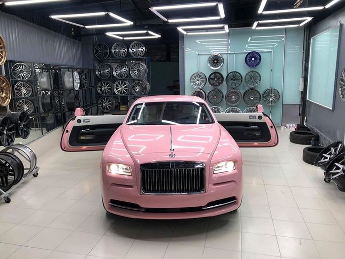 Bà Phương Hằng khoe Rolls-Royce màu hồng còn phán: Có mấy triệu đô à
