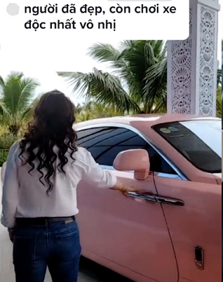 Bà Phương Hằng khoe Rolls-Royce màu hồng còn phán: Có mấy triệu đô à