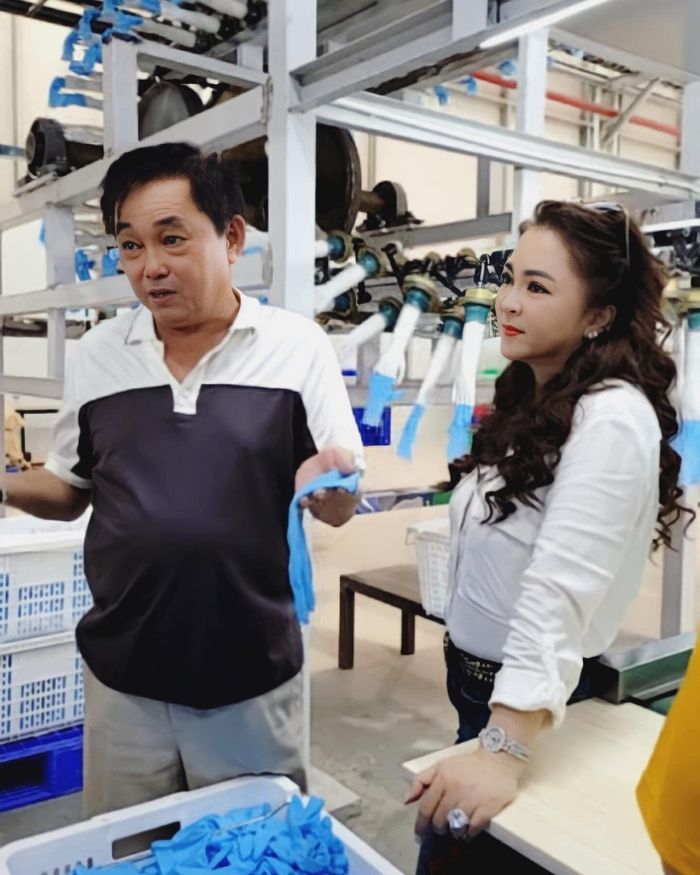 Nói là làm: Vợ chồng bà Phương Hằng chính thức trao tặng găng tay y tế