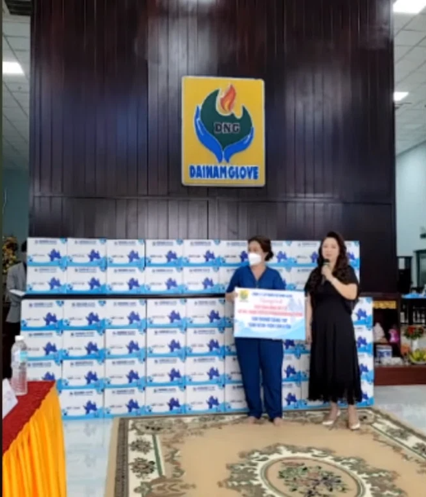 Nói là làm: Vợ chồng bà Phương Hằng chính thức trao tặng găng tay y tế