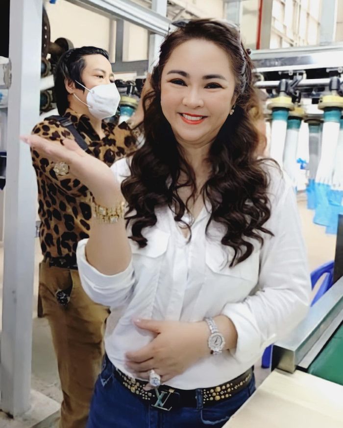 Nói là làm: Vợ chồng bà Phương Hằng chính thức trao tặng găng tay y tế