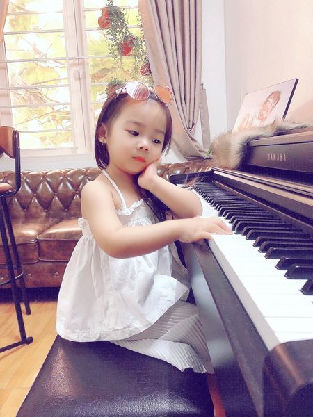 Bé gái 2 tuổi hát Ngày chưa giông bão với biểu cảm cực yêu