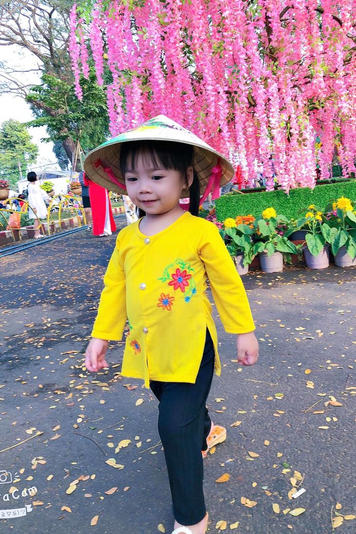Bé gái 2 tuổi hát Ngày chưa giông bão với biểu cảm cực yêu