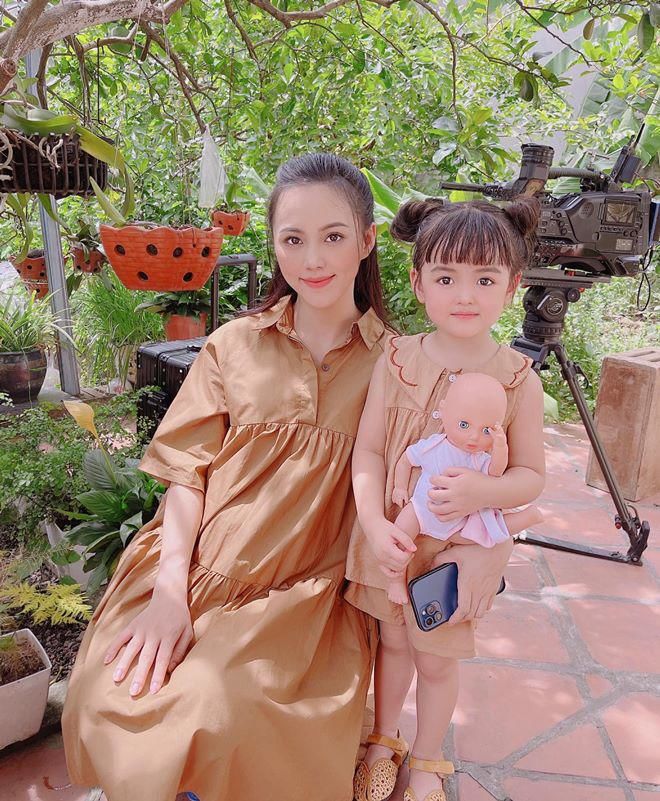 Bé gái trong phim Hương vị tình thân: thu nhập 60 triệu/tháng