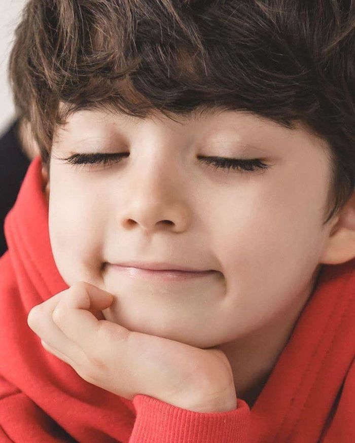 Bé trai đẹp nhất TG: kiếm tiền như nước, hàng mi cong dài hớp hồn