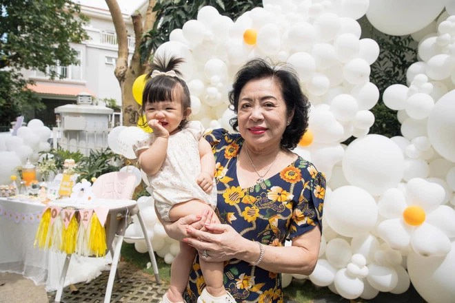 Biểu cảm siêu cưng của dàn nhóc tì nhà sao bên bà nội quyền lực