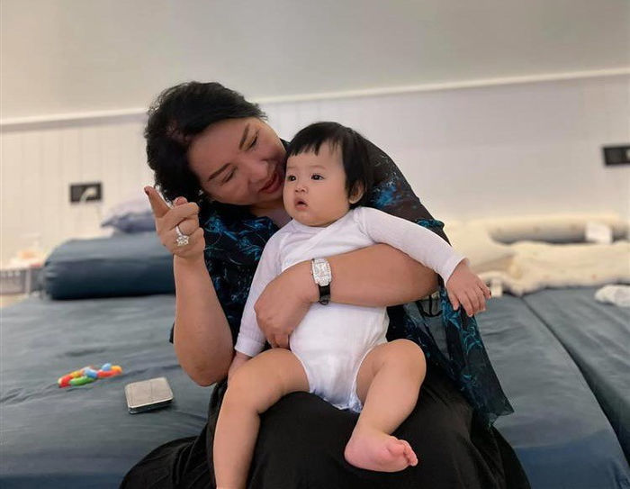 Biểu cảm siêu cưng của dàn nhóc tì nhà sao bên bà nội quyền lực