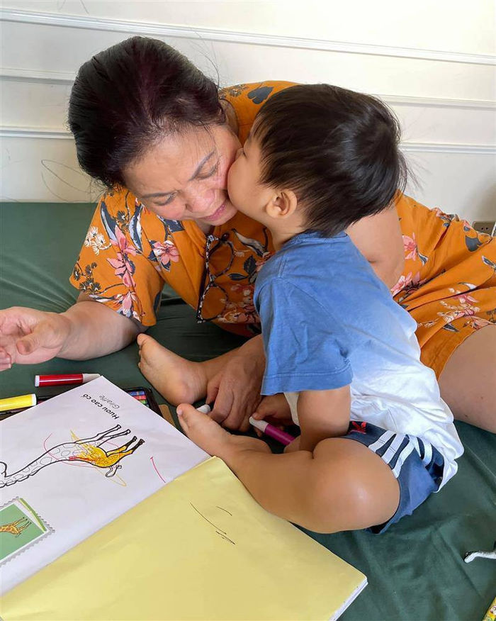 Biểu cảm siêu cưng của dàn nhóc tì nhà sao bên bà nội quyền lực