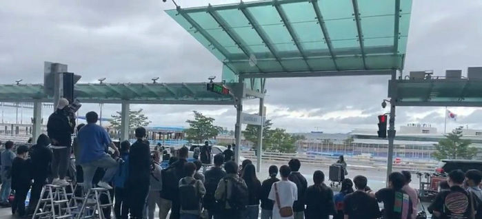 BLACKPINK lăng xê đồ đen đến Pháp: Chẳng lo chìm nghỉm ở đám đông