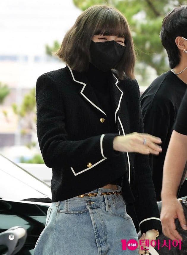 BLACKPINK lăng xê đồ đen đến Pháp: Chẳng lo chìm nghỉm ở đám đông