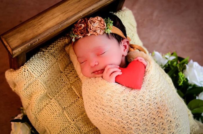 Nói chuyện với con khi còn trong bụng mẹ, bé sinh ra nhìn bố cười toe