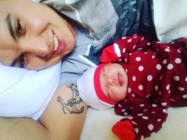 Nói chuyện với con khi còn trong bụng mẹ, bé sinh ra nhìn bố cười toe
