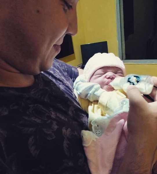 Nói chuyện với con khi còn trong bụng mẹ, bé sinh ra nhìn bố cười toe