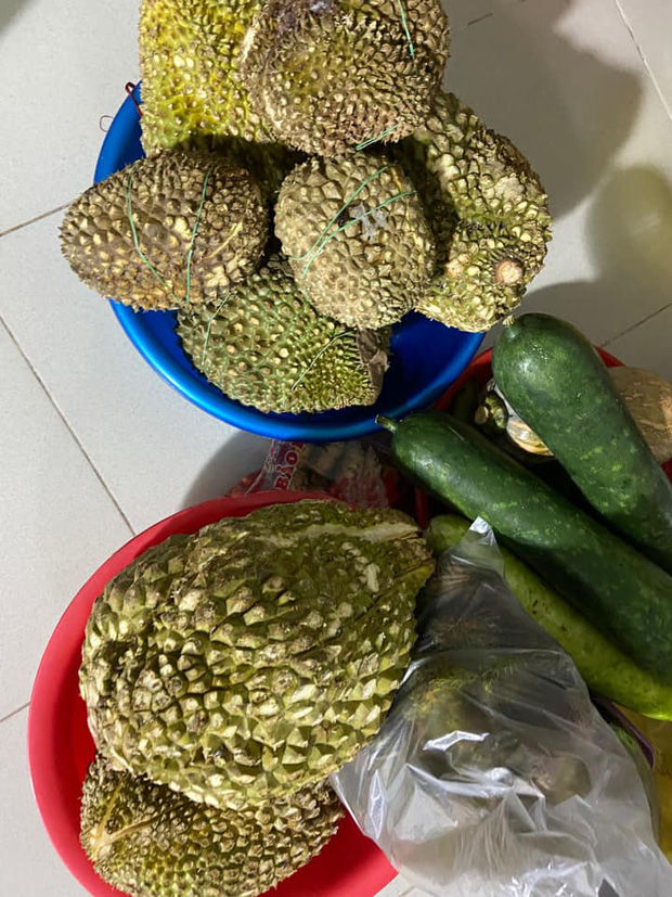 Bố mẹ phần sầu riêng cho con: người gọt hết gai, người trữ cả tủ lạnh