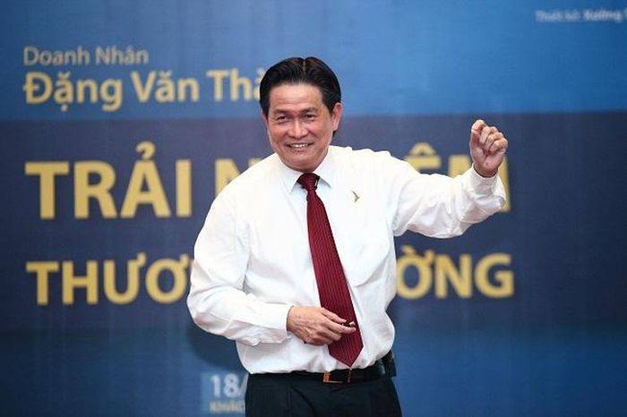Các đại gia Việt dạy con “tự bơi”: Bầu Đức cho con ra nước ngoài