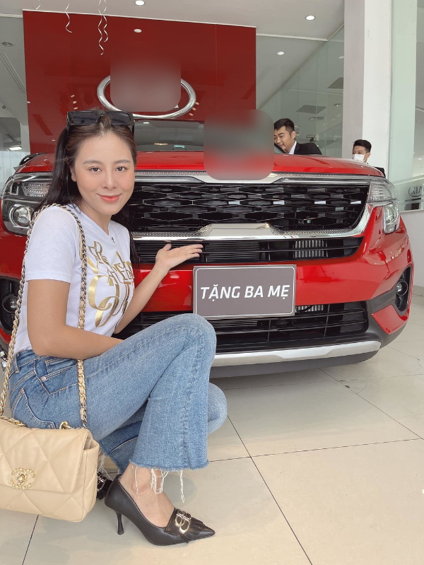 Các danh hài mạnh tay tặng xế hộp cho ba mẹ: Trấn Thành chi 1,2 tỷ
