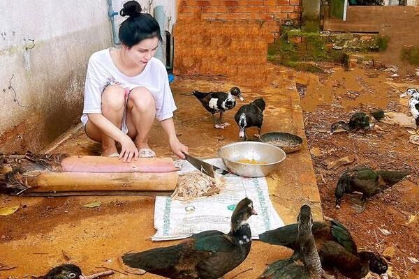 Các nàng Hậu ở Vbiz là cá mập còn khi về nhà thì thành cá con