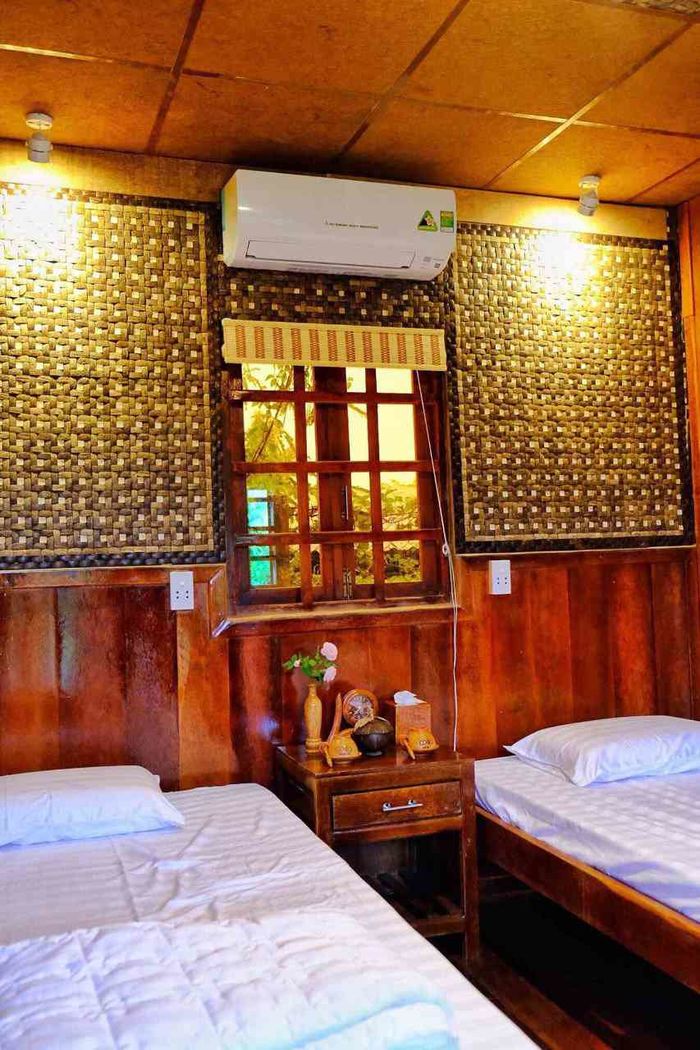 Cận cảnh ngôi nhà được xây bằng 4.000 cây dừa trị giá 6 tỷ ở miền Tây