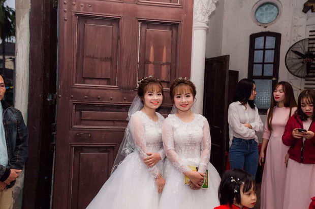 Cặp chị em sinh đôi lên xe hoa cùng ngày: Cứ tưởng PTS nhân bản cô dâu