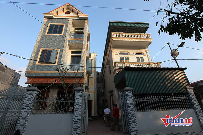 Hội cầu thủ báo hiếu: Quang Hải mua xe tiền tỷ, trùm cuối xây nhà to
