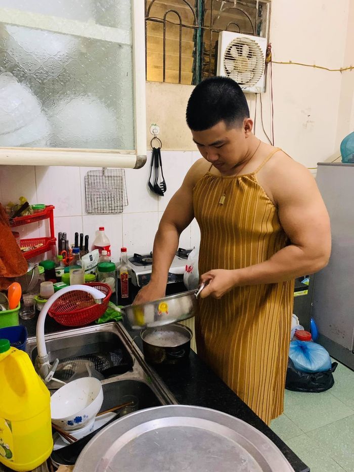 Vì chiếc váy hơn 2 triệu, chồng đi đường quyền với vợ ngay cửa hàng