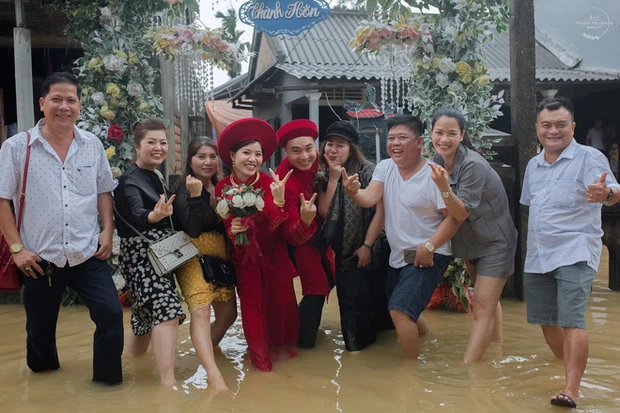 Đám cưới trong mưa lũ: Cô dâu chú rể xắn quần lội nước, đi xuồng
