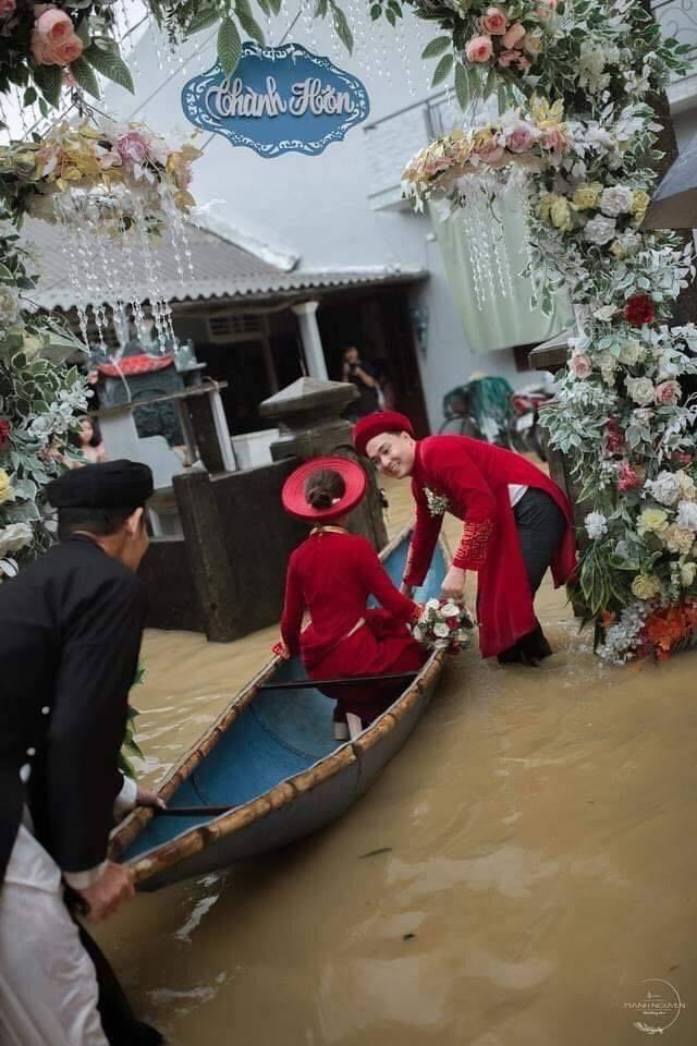 Đám cưới trong mưa lũ: Cô dâu chú rể xắn quần lội nước, đi xuồng