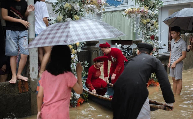 Đám cưới trong mưa lũ: Cô dâu chú rể xắn quần lội nước, đi xuồng