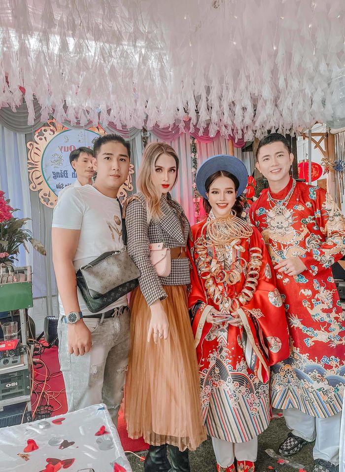 Cô dâu đeo vàng trĩu cổ trong ngày cưới: Lấy chồng đúng là gánh nặng