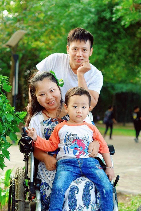 Cô dâu bên chú rể ngồi xe lăn: Chuyện tình 14 năm đồng cam cộng khổ