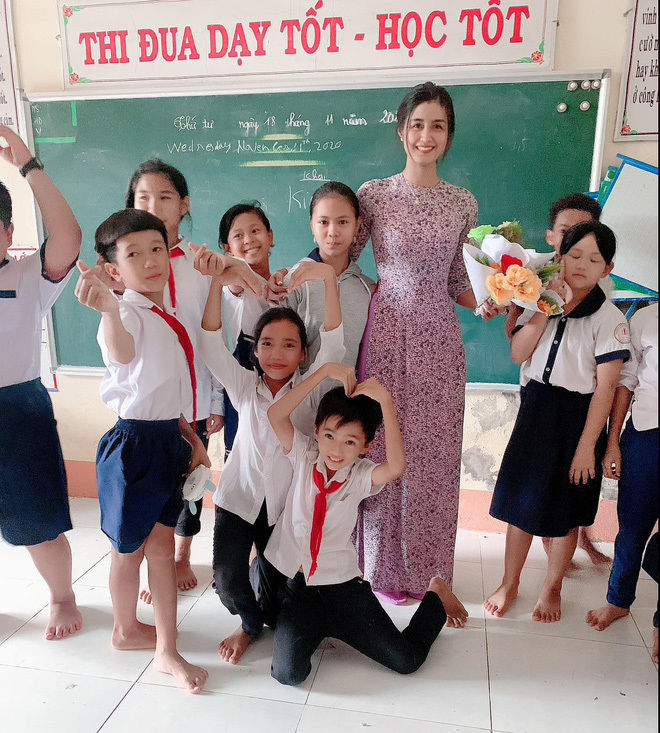Cô giáo Khmer đẹp như Hoa hậu, trò phải chụp ảnh đem đi khoe