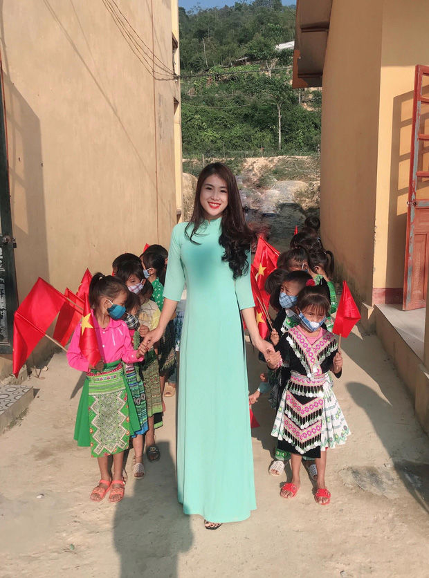 Cô giáo Khmer đẹp như Hoa hậu, trò phải chụp ảnh đem đi khoe