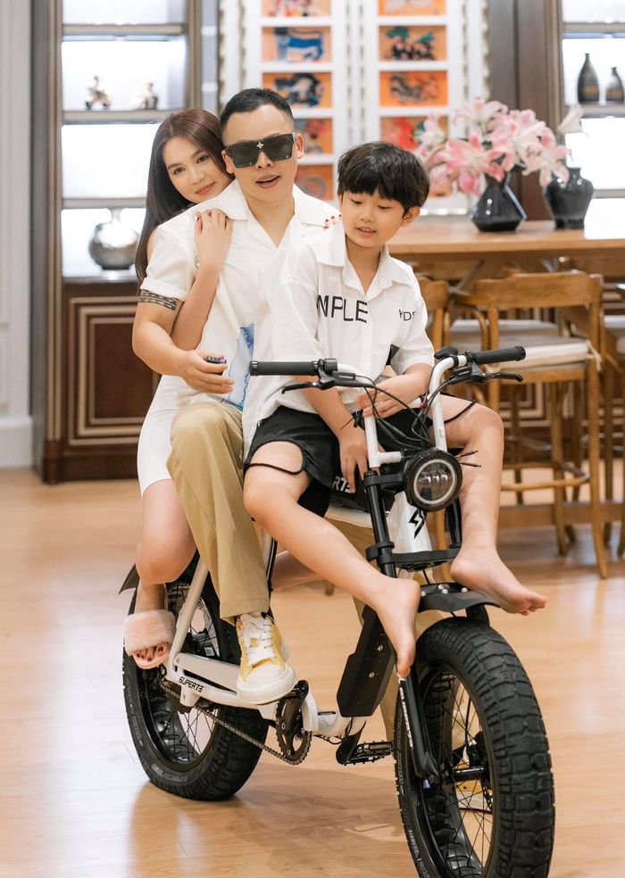 Con trai 8 tuổi của Ngọc Trinh - Vũ Khắc Tiệp là rich kid chính hiệu