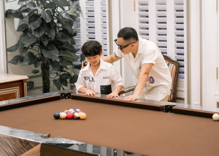 Con trai 8 tuổi của Ngọc Trinh - Vũ Khắc Tiệp là rich kid chính hiệu