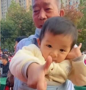 Cụ bà bị ngăn cản vì sinh ở tuổi U70, giờ cả nhà cưng bé út hết mực