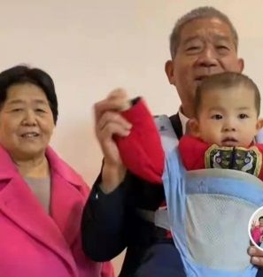 Cụ bà bị ngăn cản vì sinh ở tuổi U70, giờ cả nhà cưng bé út hết mực