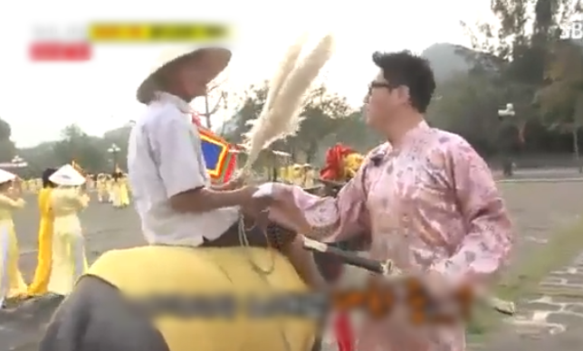 Cuộc hội ngộ kì diệu của em bé Tây và ông chăn trâu sau 15 năm