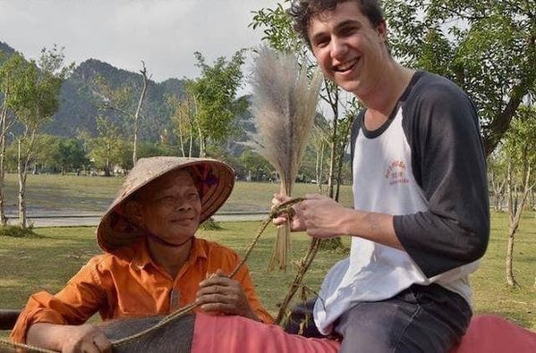 Cuộc hội ngộ kì diệu của em bé Tây và ông chăn trâu sau 15 năm