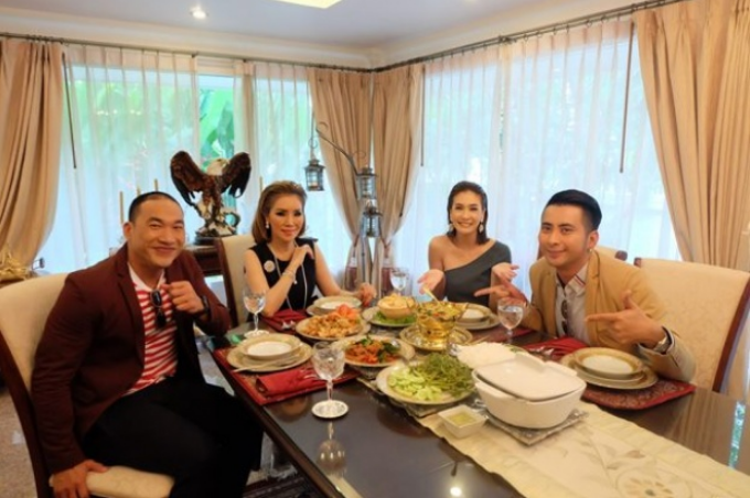 Bà lão Lọ Lem U70 cưới đại gia Dubai: ngày ngày đếm kim cương