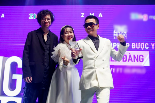 Wowy và JoliPoli nhận giải Ca khúc Rap/Hip Hop được yêu thích nhất tại Zing Music Awards 2020.