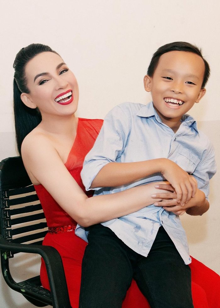 Cuộc sống của Hồ Văn Cường trong 5 năm làm con Phi Nhung