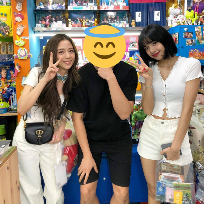 Đã mắt loạt ảnh idol Kpop khoe visual cực phẩm khi chụp với fan