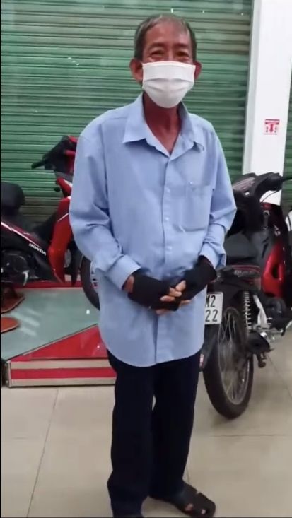 Nữ đại gia quận 7 tặng xe máy cho bác xe ôm để mừng sinh nhật con